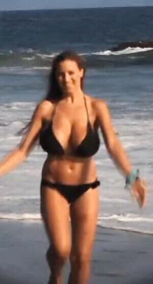 Damn.. Those boobs are big and bouncy 😱😍