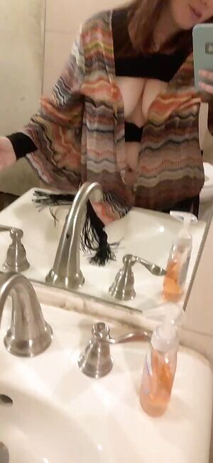 There’s like 10 people waiting for the bathroom including my best friend and here i am u€king off