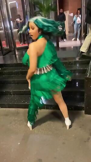 Cardi B twerking that phat ass