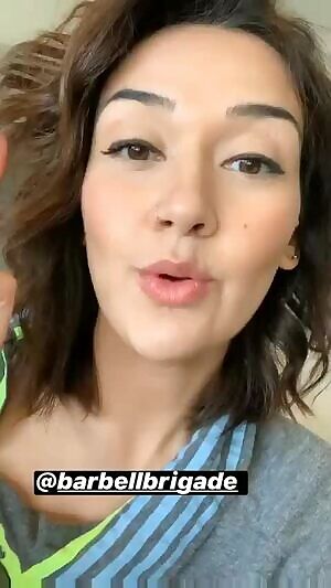 Geo's tempting lips and dolled up look