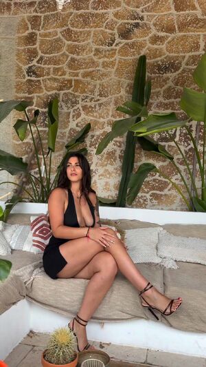 Natural Saggy Tits Cleavage Long Legs