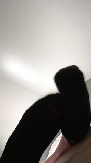 Here’s a little sock removal video for you. A Californian redditor with a D username requested this pose