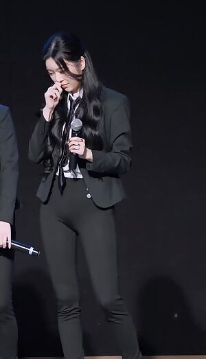 MOMOLAND tight bodies in tight suits