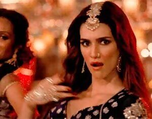 Kriti sanon hot expression. Her face is so hot in this INDIAN attire.