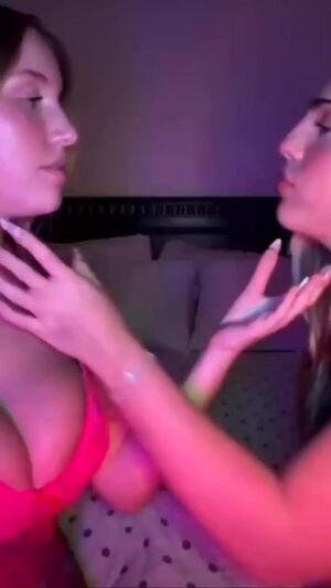 Sloppy Lesbian Kissing Kiss Lesbians