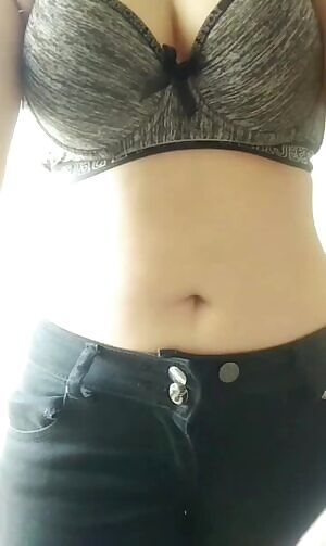 Tiity drop, is the best when you wear this fucking bra all day، and excuse my ass popping from my jeans 😅