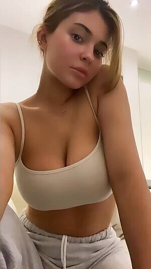 Kylie Jenner would be perfect for a titfuck 😫