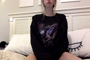 for some reason the dragon on my sweatshirt only has 2 arms and no legs