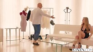 Kendra Sunderland in a choker is achingly cute <3