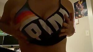 Post-pump, sports bra tiddy droppin 😘