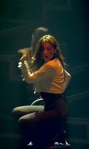 Red Velvet's Seulgi is so fucking hot with her bad-bitch femme-fatale energy and come-fuck-me eyes, I just want to cum so hard on her beautiful fucking body. Fuck.