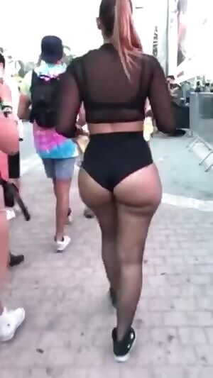 Her ass and outfit remind me of iggy