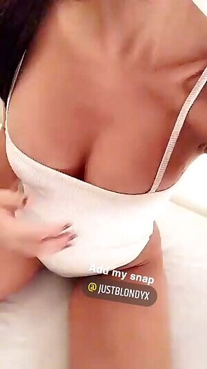 Slim body but big titties🍒