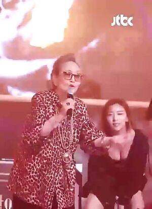 f Luna - Cleavage