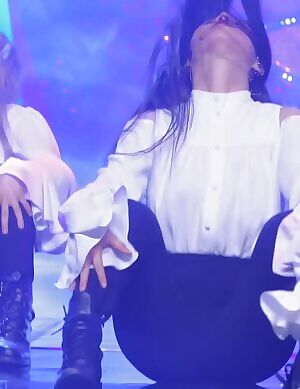 Loona - Heejin's Legs Spread Open