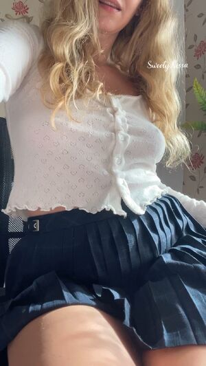 Braless Amateur Cute Homemade MILF