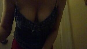 Love playing with my titties 😘