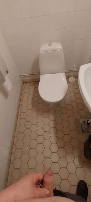 Male Pissing Amateur Funny Messy Pee