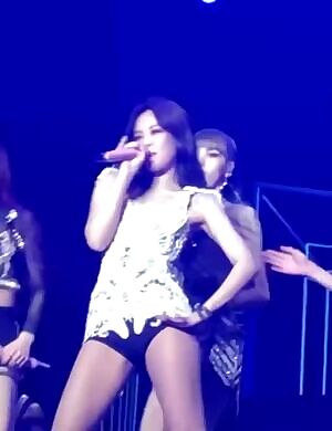 Blackpink - Jennie bouncy and cheeky