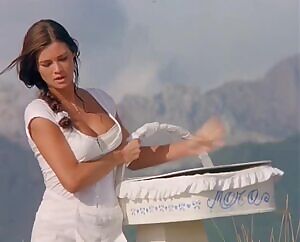 Manuela Arcuri so fit italian plot in 'Bagnomaria'