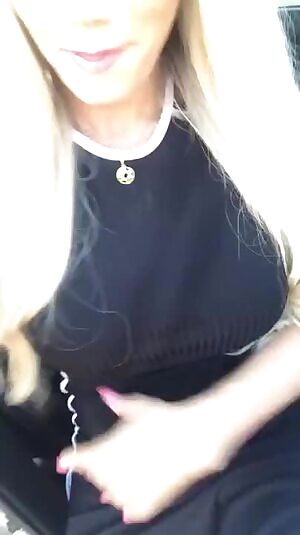 Blonde stunner pissing outdoor