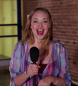 Amanda Seyfried feeling her tits