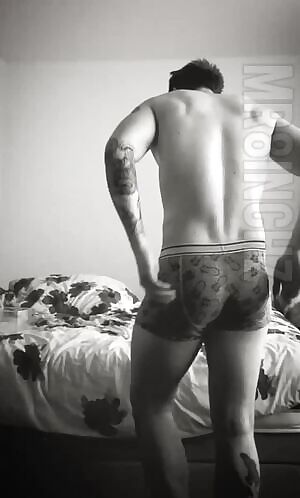 A transition between two poses in a flex vid I did recently 🤷‍♂️