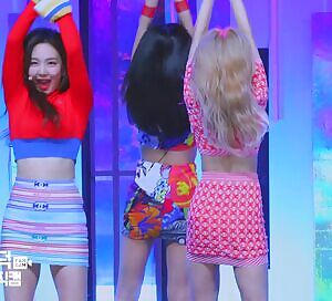 TWICE - Momo and Sana