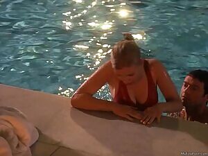 Scarlett Johansson, fresh out of the pool