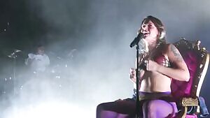 Tove Lo flashing