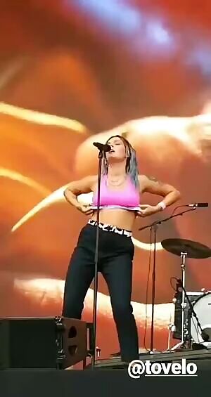 Tove Lo concert flash