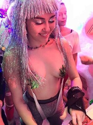 Indian Celebrity NSFW Ass Miley Cyrus