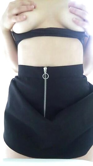 Mini skirts are made or winter, change my mind ❄️