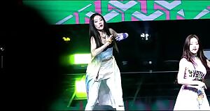 Red Velvet - Joy and Yeri with the triple stroke