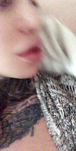 Quick deposit in Emy Lee’s mouth