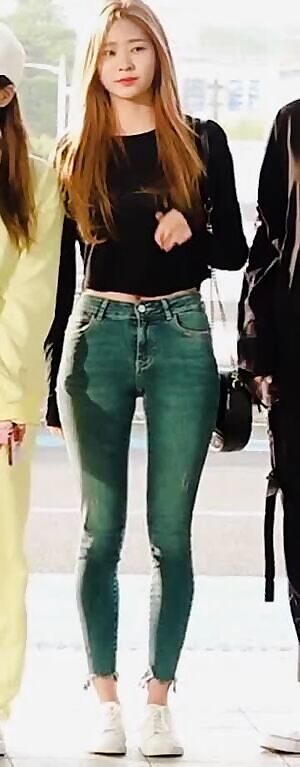 IZ*ONE - Minju's Flawless S-line and Thigh Gap