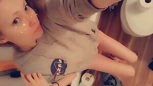 a little pussy reveal for you😇