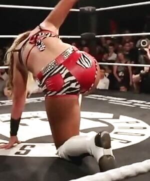 Toni Storm fat ass jiggling, fantastic