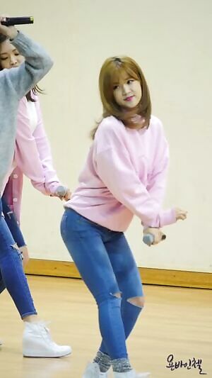 Apink - Chorong: Sexy in Skinny Jeans