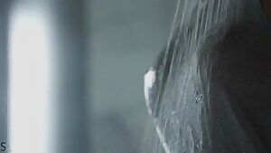 Beautiful MonroQ reveal her tits