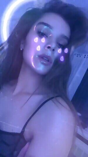 Hailee Steinfeld deserves so much cum