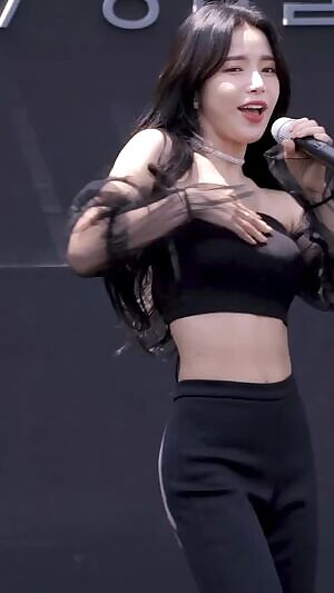 Solar feels herself up - Mamamoo