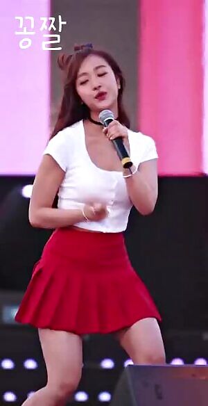 We need more Lee Ha Young from Playback! At least I do...