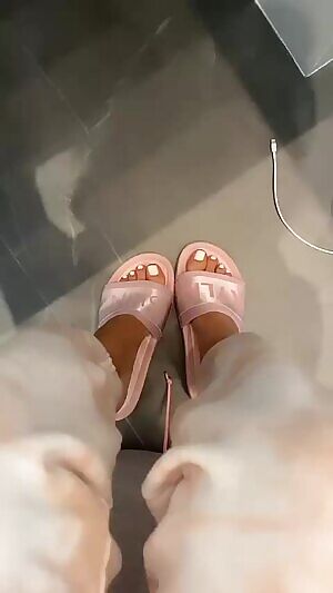 Kylie's Feet in Slides 1 Insta Story 04-29-2020