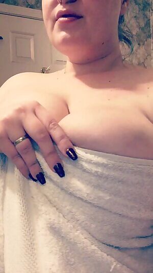 Take a peek under my towel! {PMs Welcome}