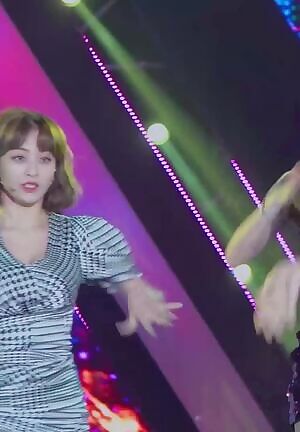 TWICE - Jihyo and Momo