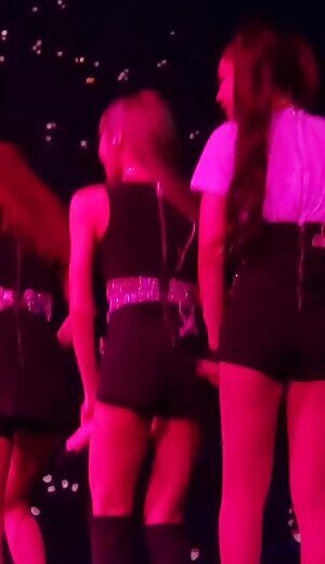 BLACKPINK - Jennie spanking Lisa