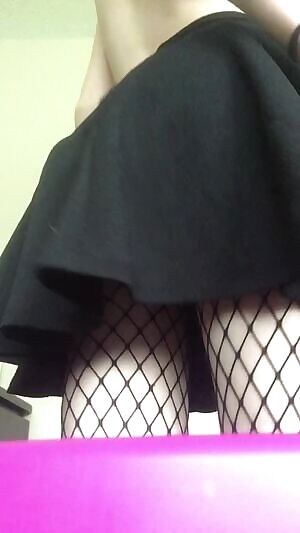 A little peak under my skirt 😋