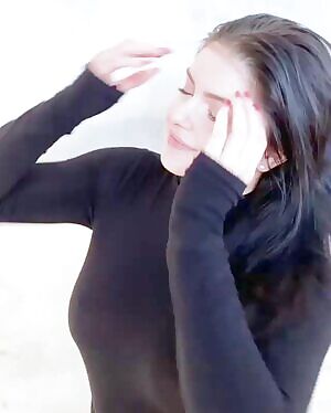 Ariel Winter got some piercings