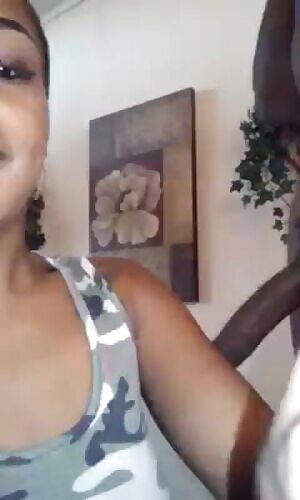 Ebony slut deepthroats without a problem